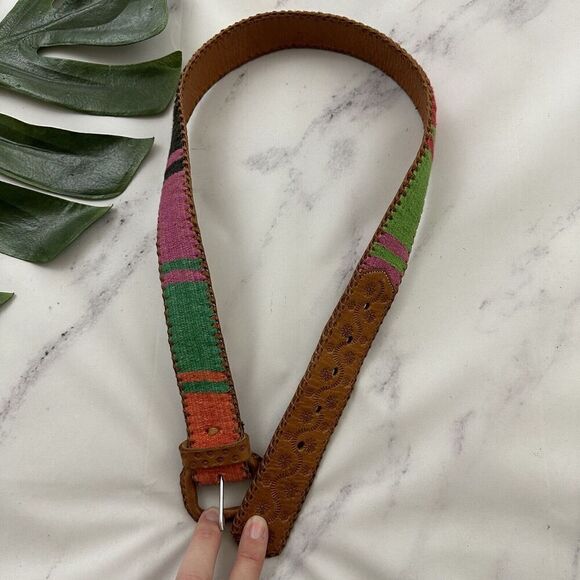 Womens Vintage Hand Made Tapestry Leather Belt Size XS Brown Colorful Tooled - Picture 2 of 4